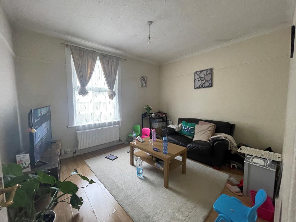 Lot: 47 - SPLIT LEVEL FLAT FOR INVESTMENT - Living room on first floor